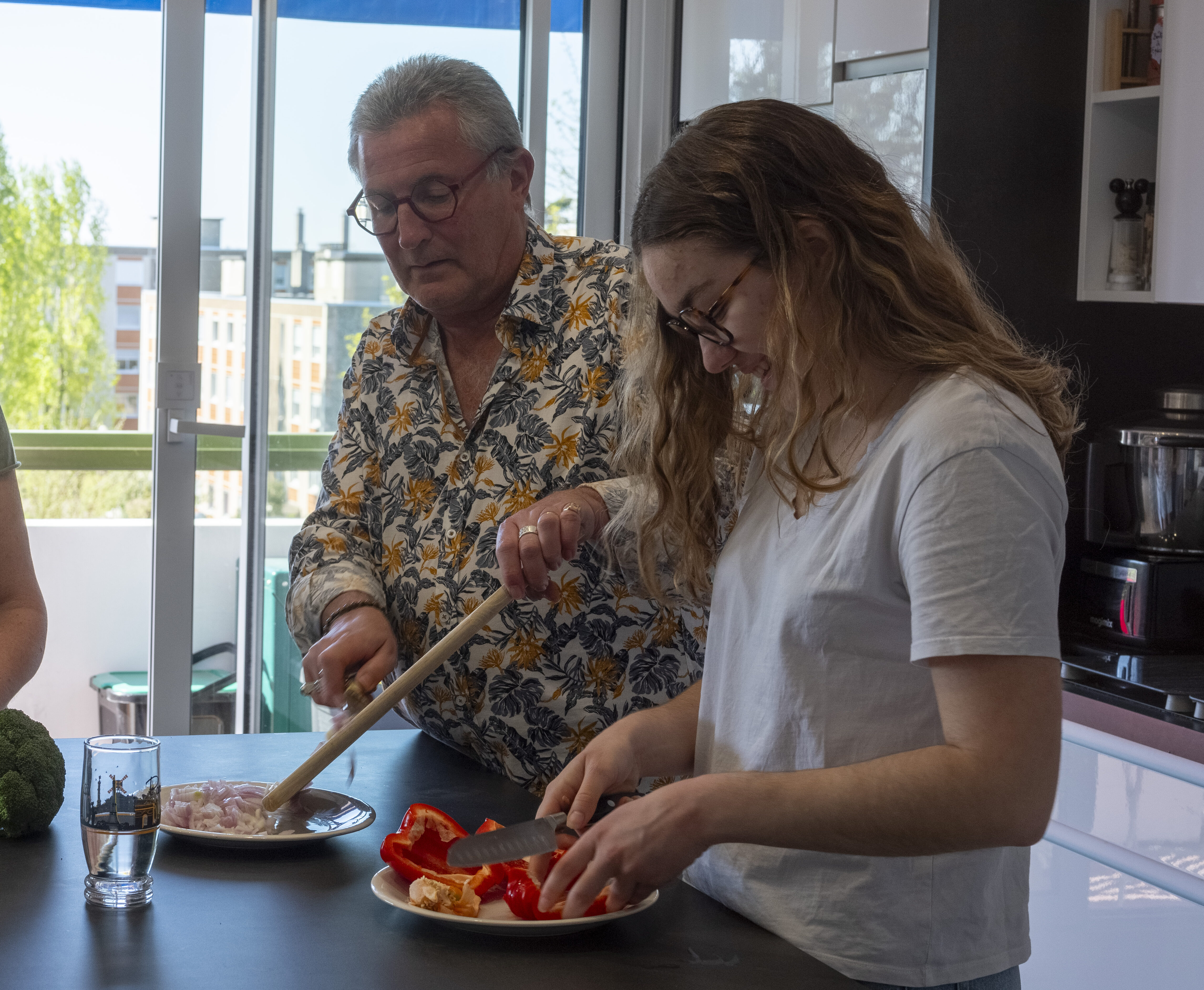 famille cuisine ensemble, colocation solidaire, jeune et seniors dans la cuisine